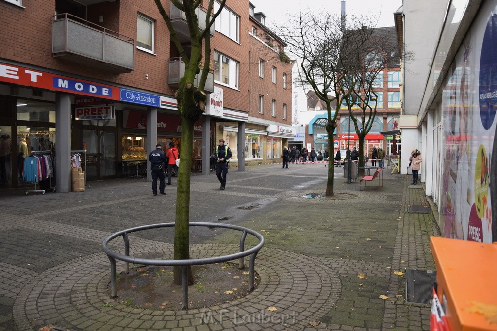 Einsatz BF Koeln Messerstecherei Koeln Porz Josefstr P15.JPG - Miklos Laubert